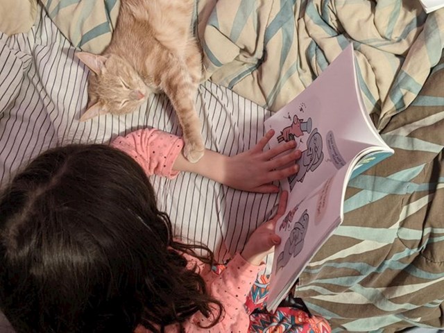 "Moja curica čita našoj maci"