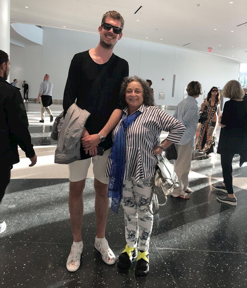 "Mama je jako niska i gotovo svakodnevno nam šalje fotke s ekstremno visokim ljudima koje sretne"