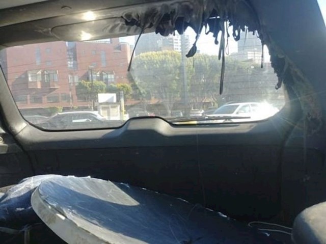 Ostavio sam ogledalo u autu. Odbilo je sunčeve zrake u strop i dogodilo se ovo!