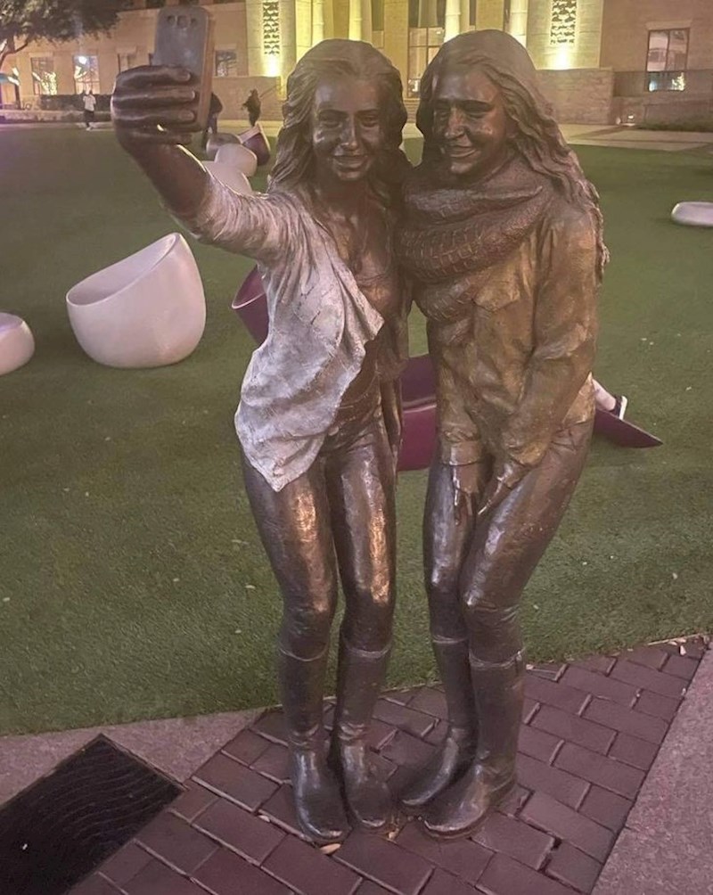 Skulptura posvećena selfie-u