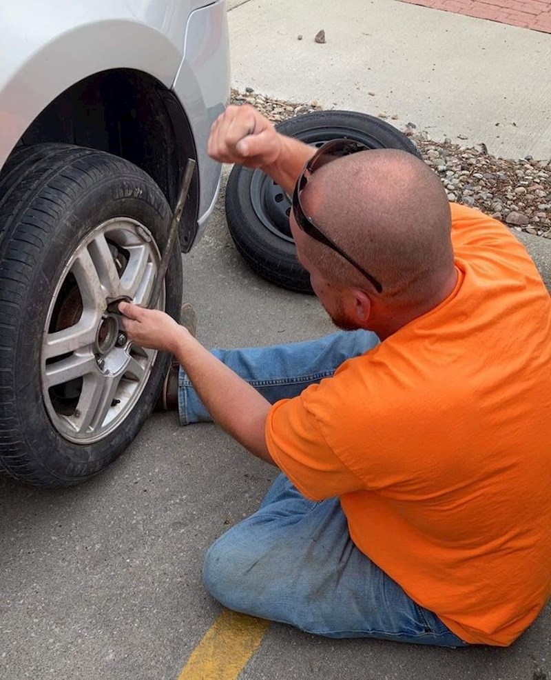 "Neznanac nam je promijenio gumu kada nam je stara pukla na cesti"