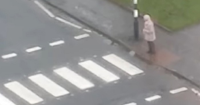 Starica je stala sama pored ceste kad je naletjela grupa bajkera, njihovu gestu lajkaju milijuni