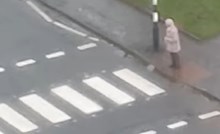 Starica je stala sama pored ceste kad je naletjela grupa bajkera, njihovu gestu lajkaju milijuni
