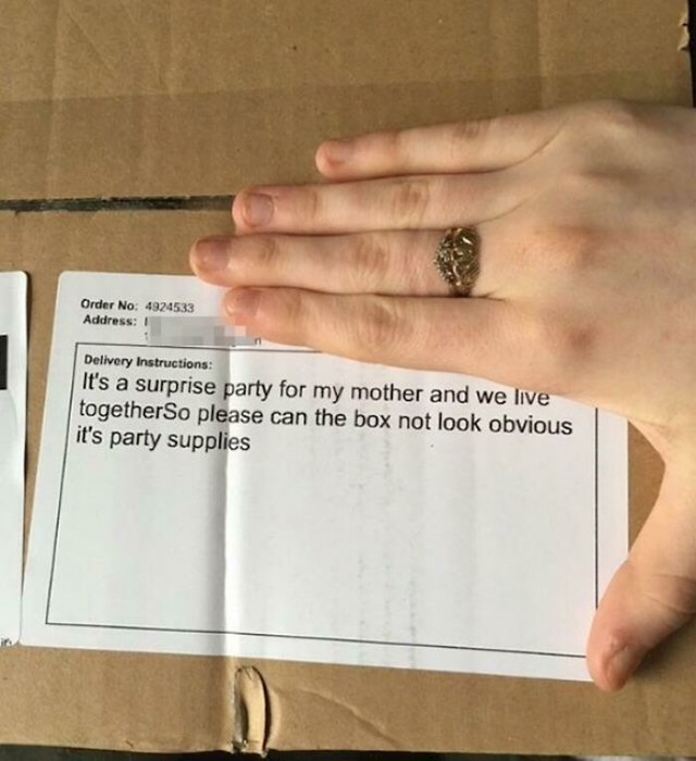 Prodavač je dobio upute da sadržaj kutije mora biti tajna jer se radi o rekvizitima za party iznenađenja. Cijeli tekst je napisan na kutiju koju je preuzela upravo osoba za koju se party organizira...