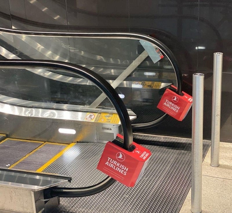 Uređaj koji dezinficira rukohvat pokretnih stuba