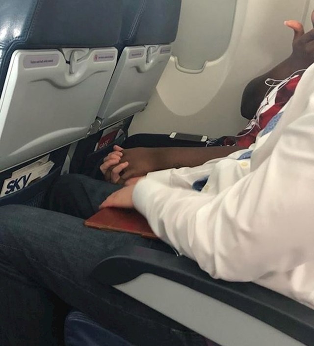 Ona se prvi put vozi avionom i uhvatila ju je panika. Nepoznati suputnik smirivao ju je tijekom cijelog leta i držao ju za ruku!