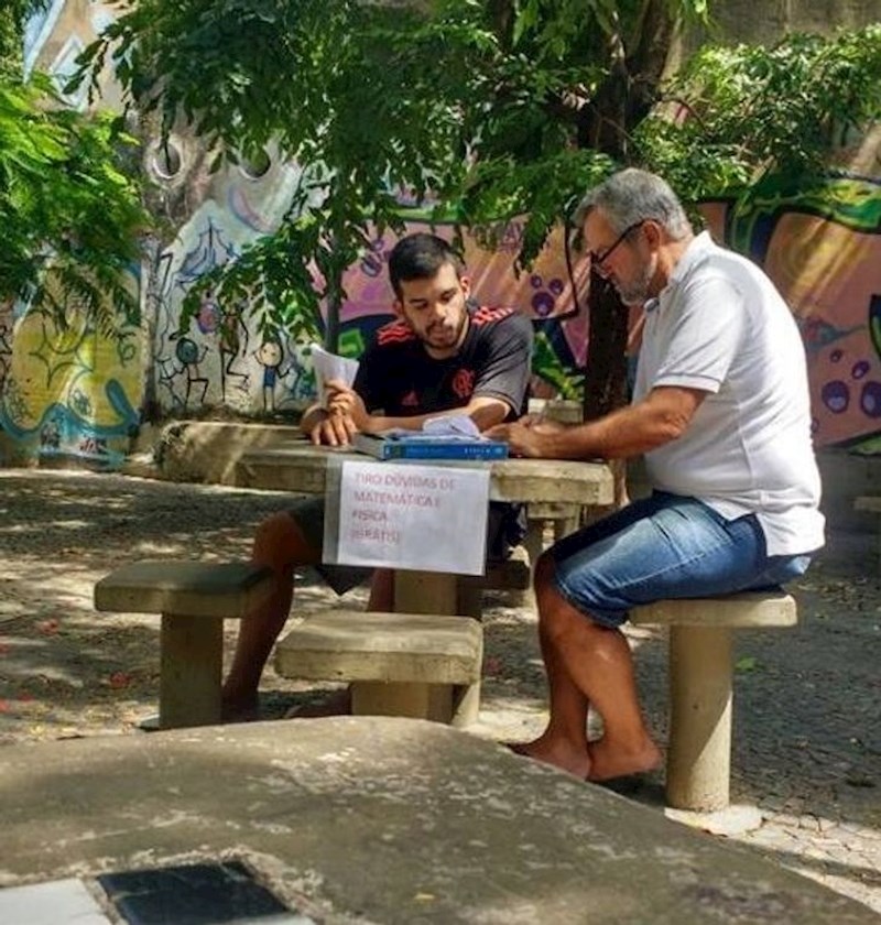 4. Čovjek u parku besplatno daje instrukcije iz matematike i fizike