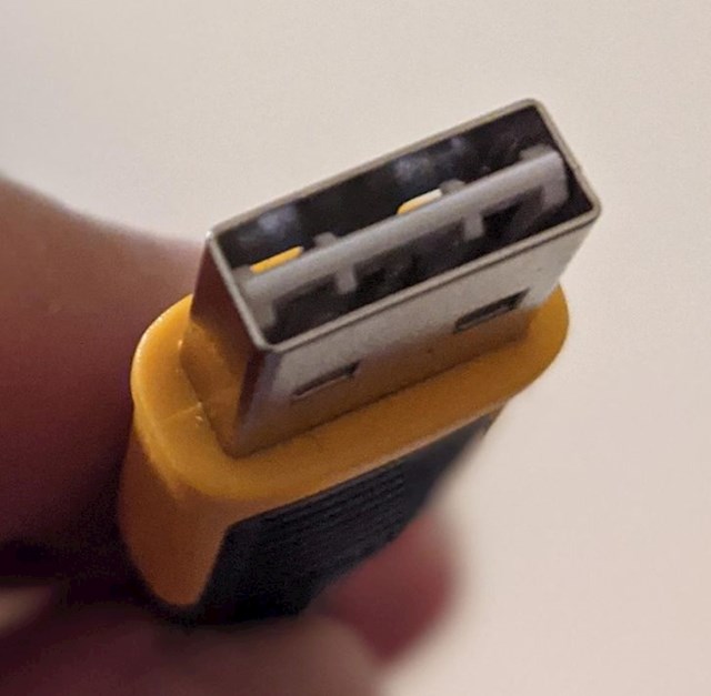 Ipak postoji!!! USB s kojim je nemoguće pogriješiti stranu na koju ga umećete u drugi uređaj!