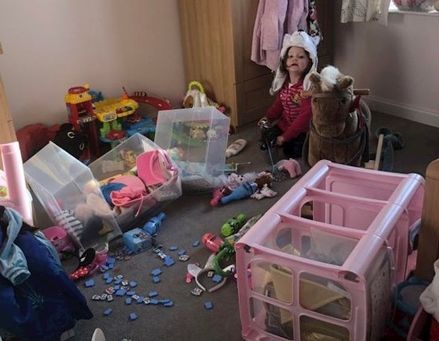 5. pravilo- kad se mama makne na dvije minute, daj joj do znanja da si u stanju napraviti veliki kaos svaki put kad je nema u blizini