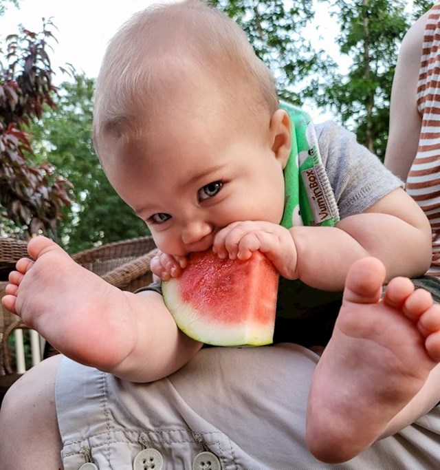 "Moj sin prvi put jede lubenicu"