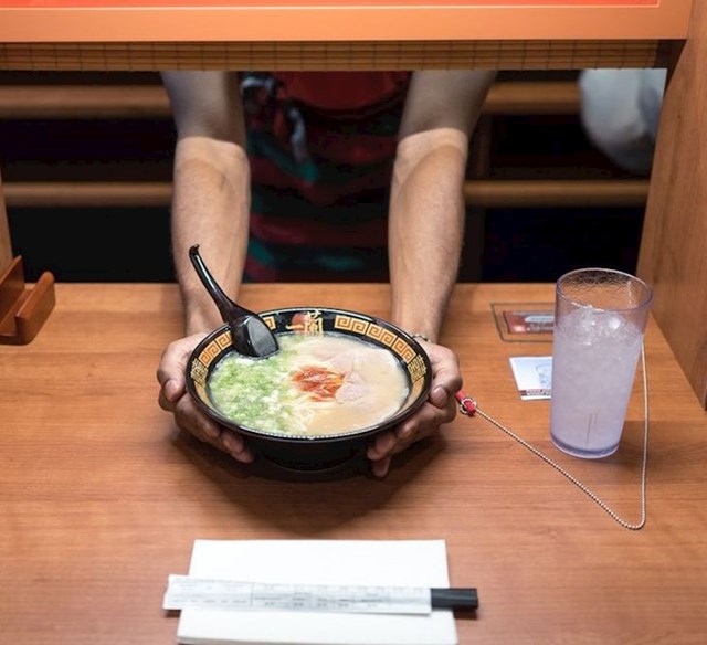 Restoran u Japanu nudi potpunu privatnost svojim gostima. Svaki stol je ograđen, a piće i hrana se poslužuju kroz ovakav otvor.