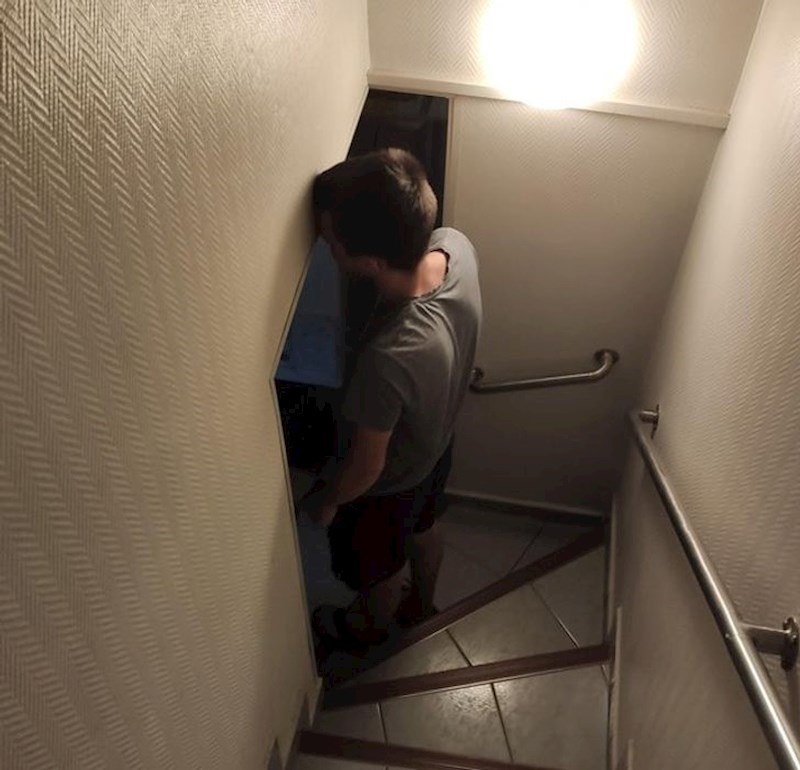 Ulaz u podrum naše nove kuće. A uopće nisam previsok...