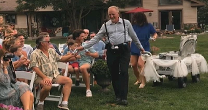 Umjesto djeveruše s laticama, do oltara je prošetao ovaj tip i "obasipao" goste nečim urnebesnim