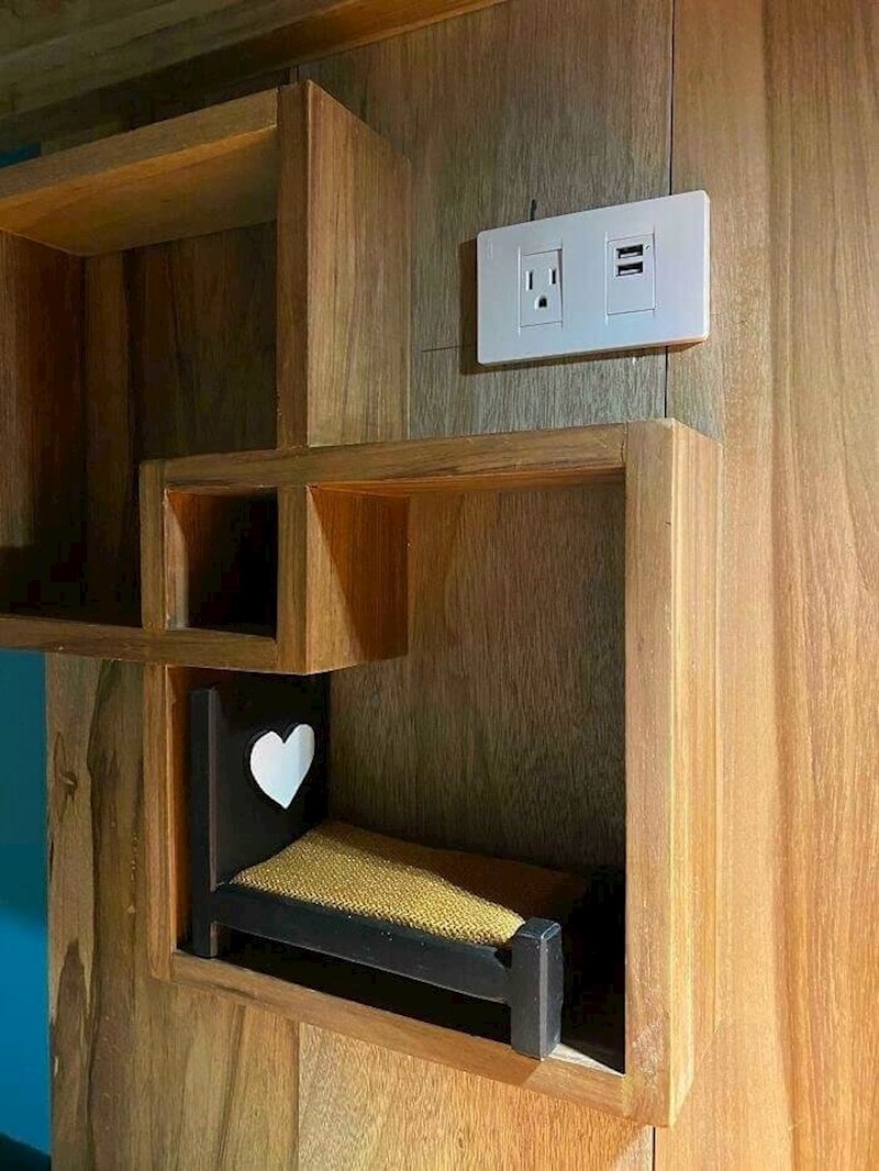 Krevetić za mobitel koji je ujedno i punjač