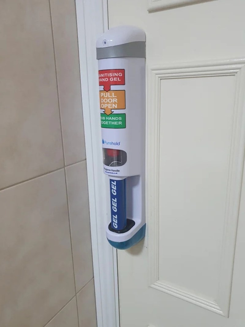 Svatko tko izlazi iz wc-a prisiljen je još jednom dezinficirati ruke, budući da je dezinficijens postavljen umjesto kvake!