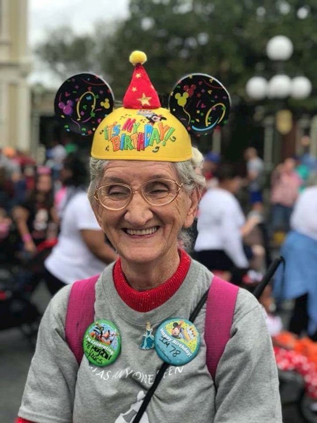 Disneyland nije rezerviran samo za djecu! Ova baka proslavila je svoj 78. rođendan u toj atrakciji i pogledajte samo sreću na njenom licu!