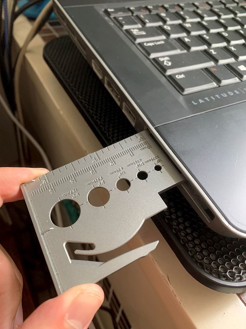 Laptop s ugrađenim ravnalom