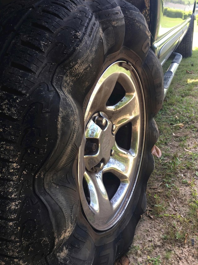 Tip je vozio s ispuhanom gumom, a ovo se dogodilo kad je ponovno napumpao