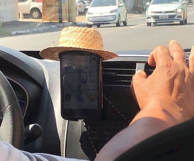 Toliko je vruće da i mobiteli imaju slamnate šešire
