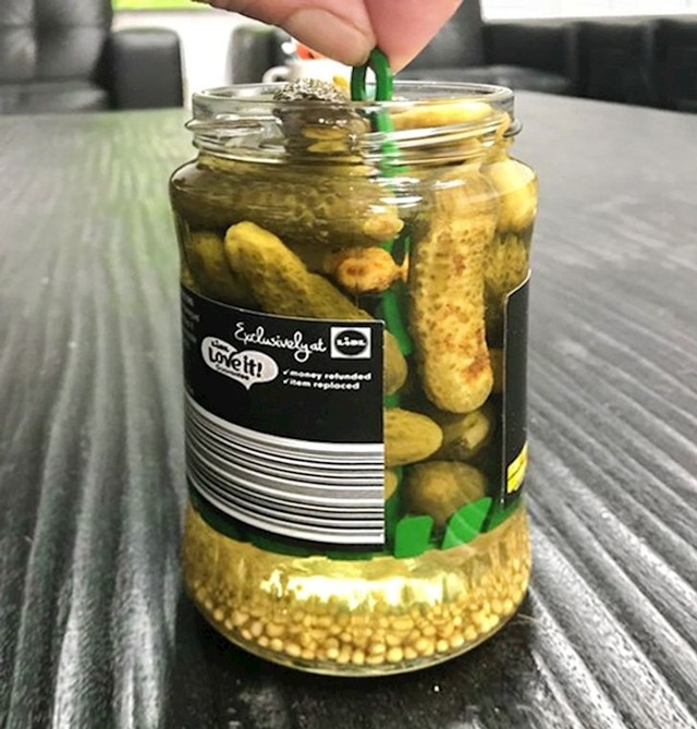 Pakiranje kiselih krastavaca koje ima u sebi male grablje