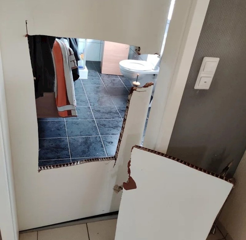 Tata je jutros zapeo u zaključanom zahodu i morali smo napraviti ovo. A uvijek nam prigovara da glasno lupamo vratima i da ćemo ih razbiti...