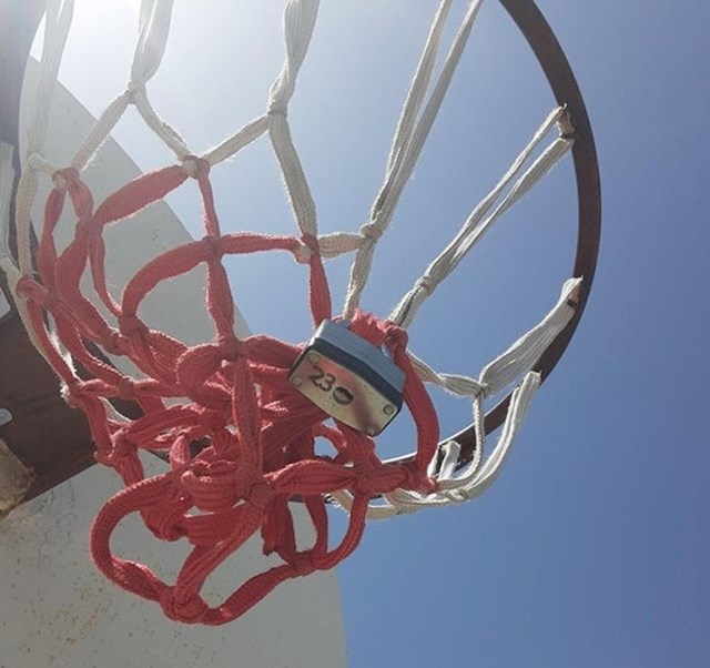 10. Netko je stavio lokot na košarkašku mrežu...