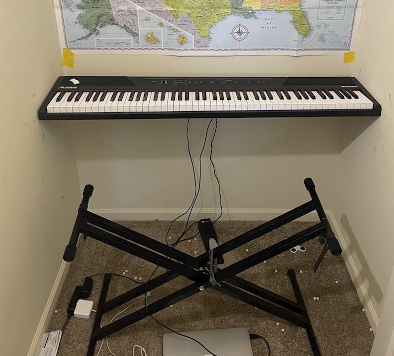 Dimenzije klavijatura su se toliko dobro uklopile, da stalak nije niti potreban