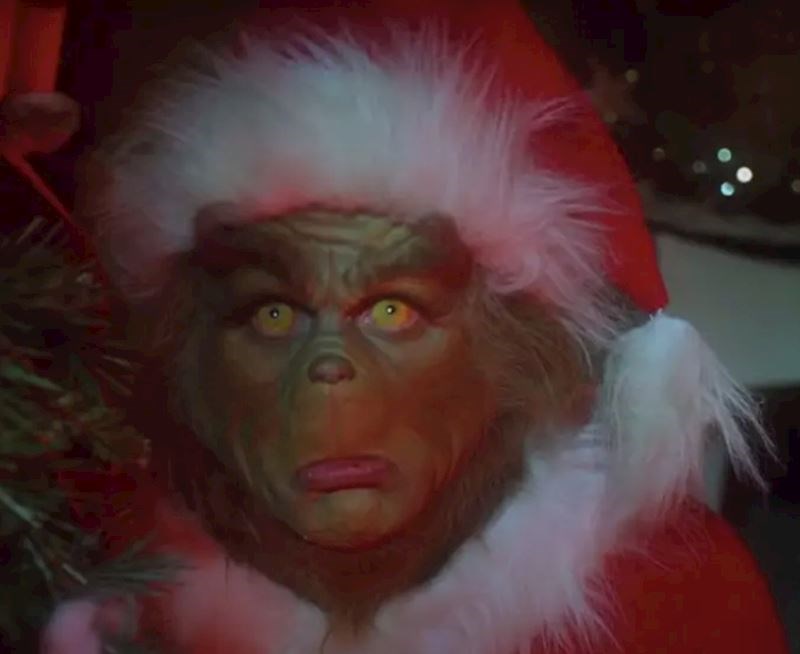 Kako bi bolje podnio svakodnevnu osmosatnu sesiju šminkanja koja mu je bila potrebna da ga transformira u naslovnog lika filma "Kako je Grinch ukrao Božić", Jima Carreyja je pripremao čovjek koji podučava operativce CIA-e kako podnijeti torturu