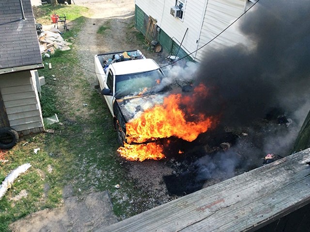 Mladi par je odlučio zapaliti smeće između kuća. Uspjeli su zapaliti i svoj auto