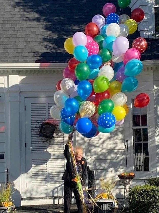Starica je proslavila stoti rođendan, susjedi su joj kupili balone!