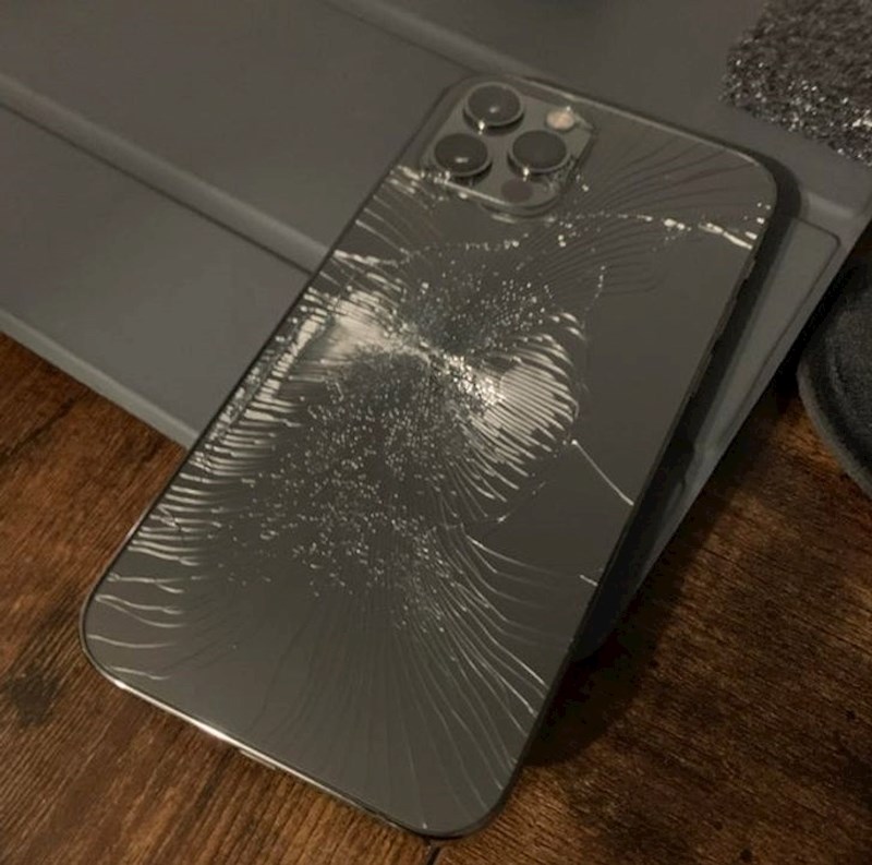 1. Nakon tri godine kupio je novi mobitel. Prvi dan mu je ispao.