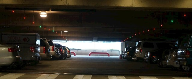 Garaža ima svjetla koja označavaju slobodna parkirna mjesta