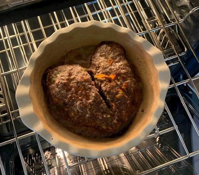 "Mama mi je za Valentinovo napravila mesnu štrucu u obliku srca jer sam upravo izašla iz duge veze"