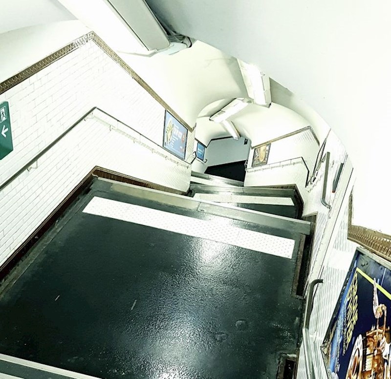 Zapleli smo se gledajući fotku, a što bi tek bilo da moramo proći ovim ulazom u metro!