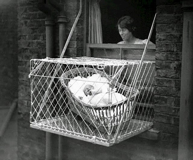 U 1930-ima kavezi za bebe korišteni su kako bi se osiguralo da djeca koja žive u stambenim zgradama imaju dovoljno svježeg zraka i sunčeve svjetlosti