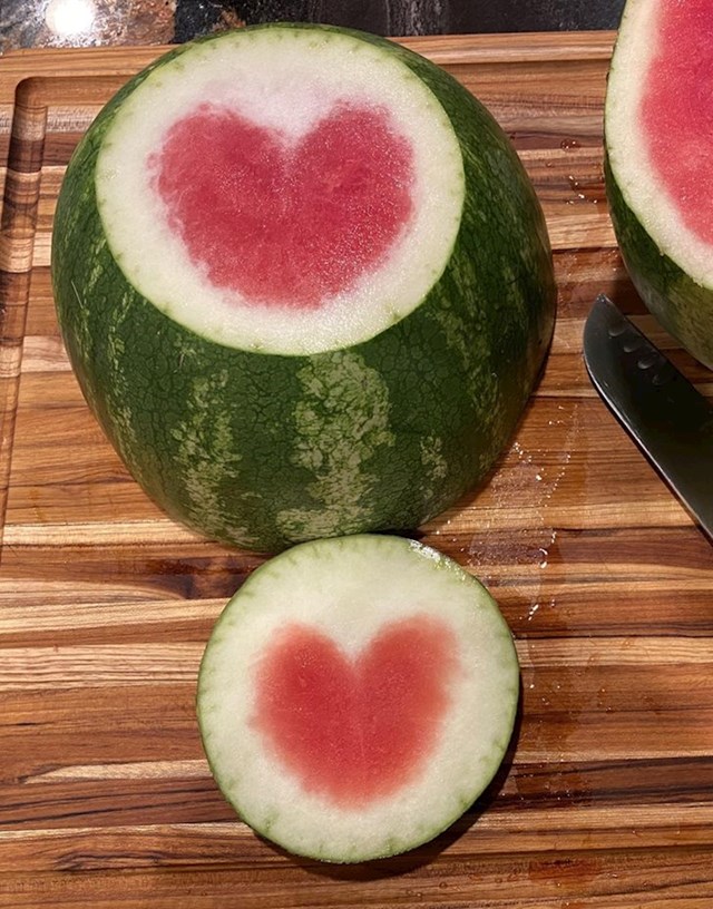 Unutrašnjost lubenice u obliku srca
