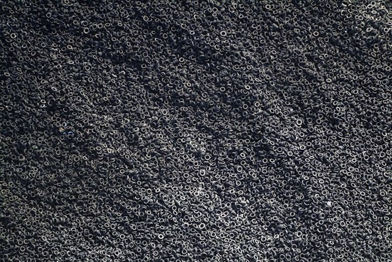 Planina starih automobilskih guma iz ptičje perspektive