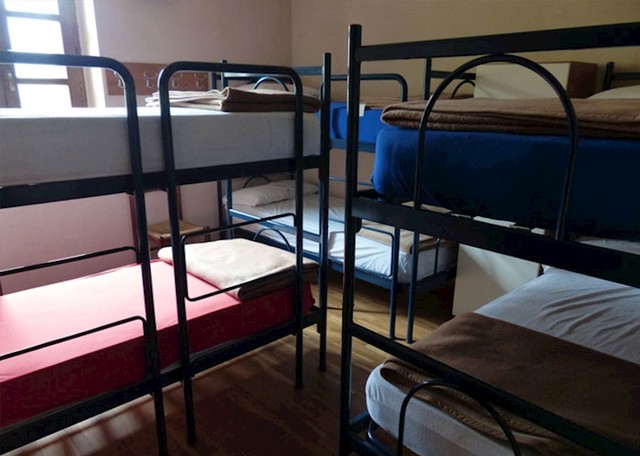 "Igrao sam se kod prijatelja koji ima 4 braće. Soba im je izgledala kao da su u vojsci. Svi u jednoj maloj prostoriji, kreveti na kat, čvrsto zategnuta posteljina, ali bez pokrivača- samo jastuk. Spavali su u odjeći koju su nosili taj dan, s remenom na sebi i svime! Roditelji su bili ekstremni kršćani i ovako su sprječavali masturbaciju"