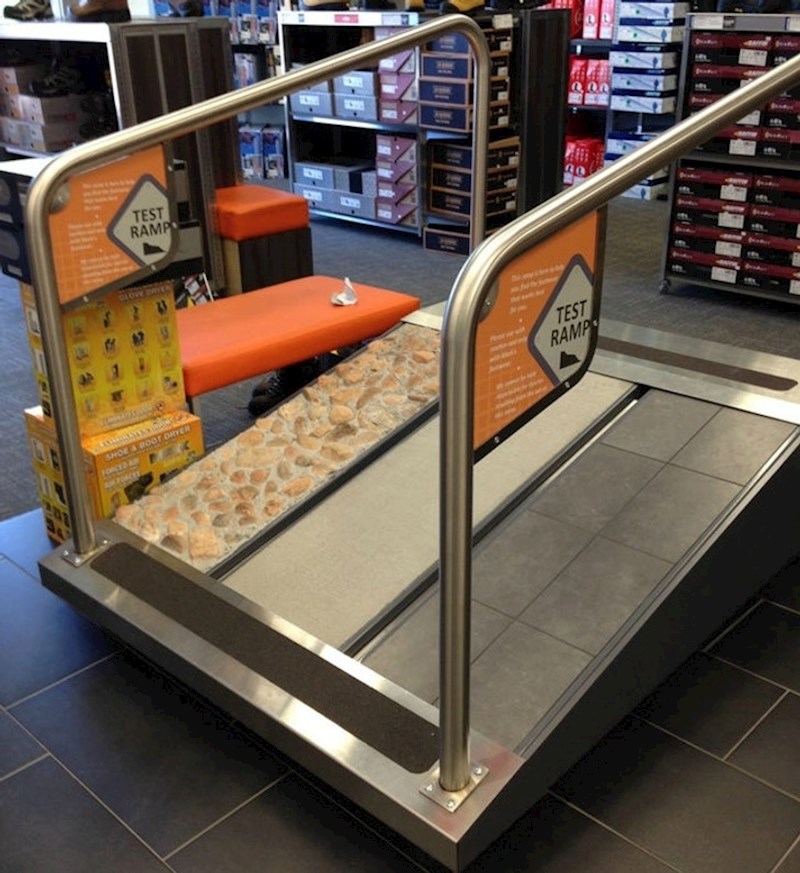 Probna rampa u trgovini obućom ima tri različite podloge