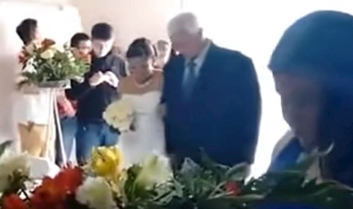 Zbog preloše svirke, hod ove mladenke do oltara postao je viralni hit; ovo je sve!!!