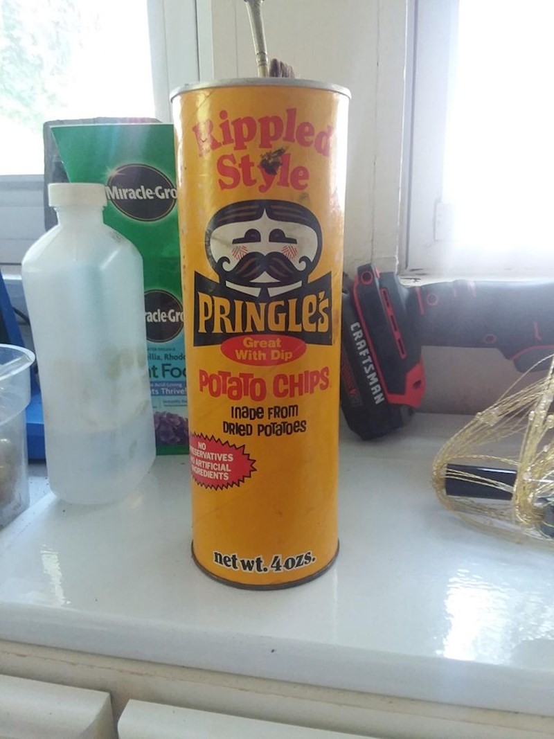 "Kutija čipsa stara više od desetljeća u kojoj djed drži kistove"