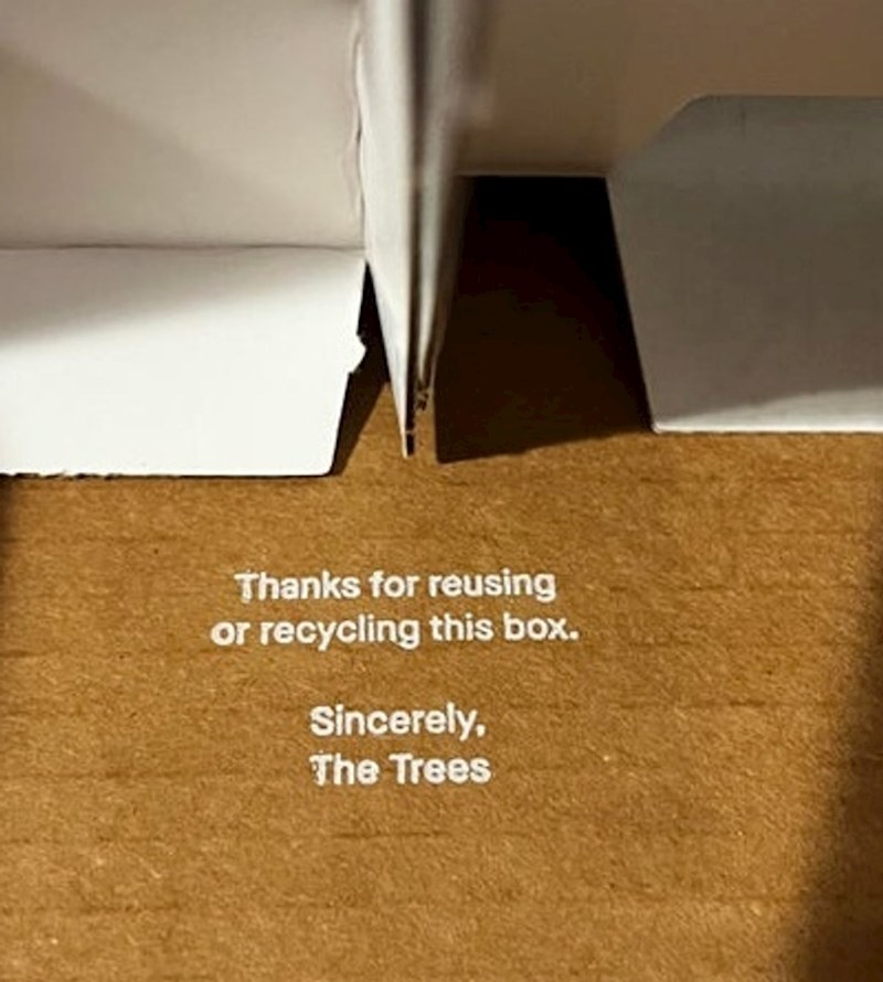 Fora natpis na kartonskoj kutiji