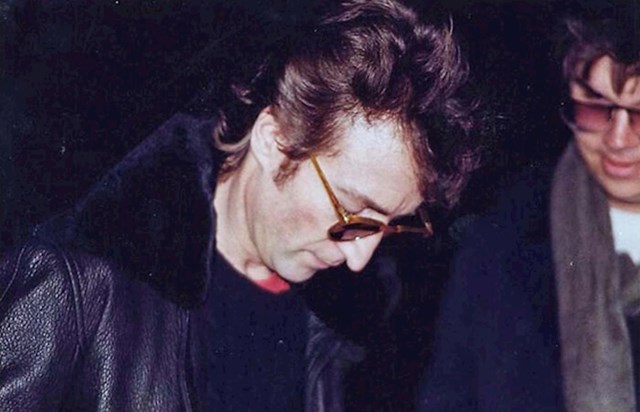 John Lennon potpisuje autogram