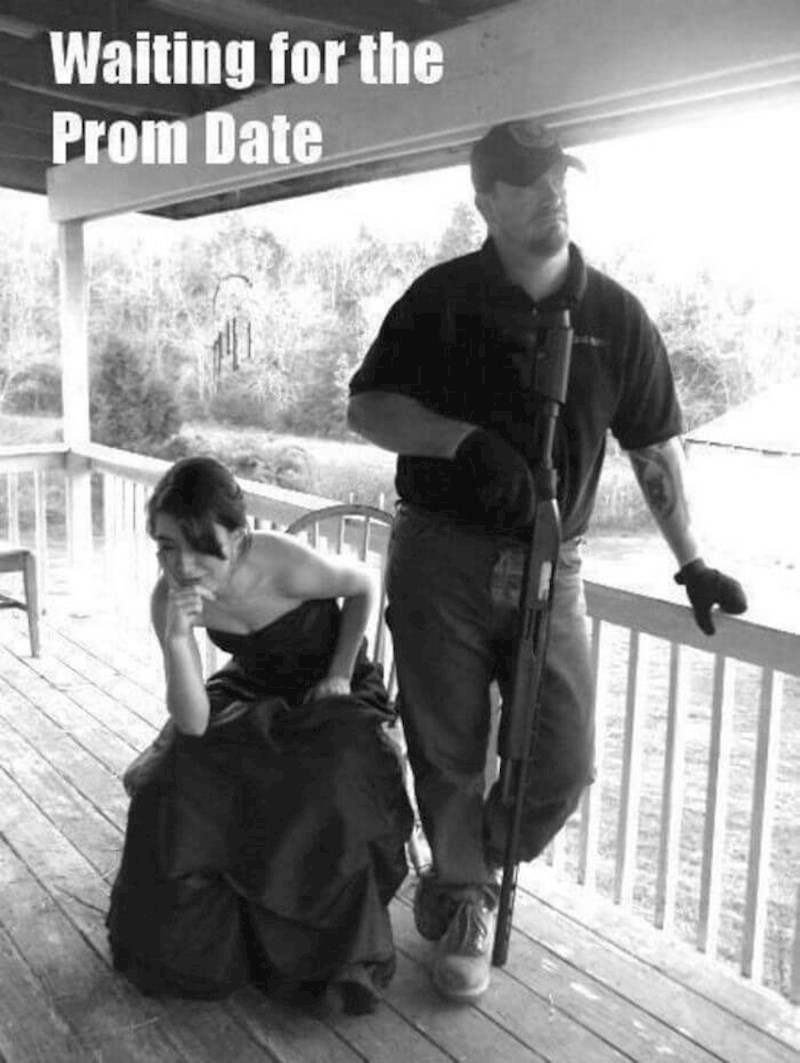 Otac i kći čekaju njezinog maturalnog partnera...