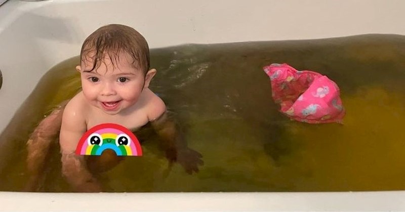 "Dopustila sam joj da izabere boju kupke u obliku bombe- uvalila ih je sve. Sad izgleda kao da se kupa u blatu"