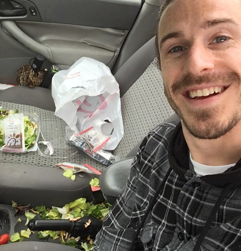 "Našao sam kupon za besplatnu salatu s piletinom. Ovo se dogodilo kad sam je otvarao"