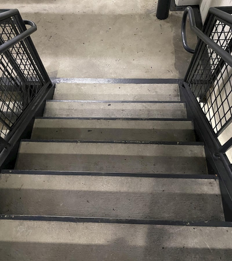 Izgleda li i vama da postoji još jedna stuba na dnu zbog ove tamne linije? E, pa pogledajte bolje!