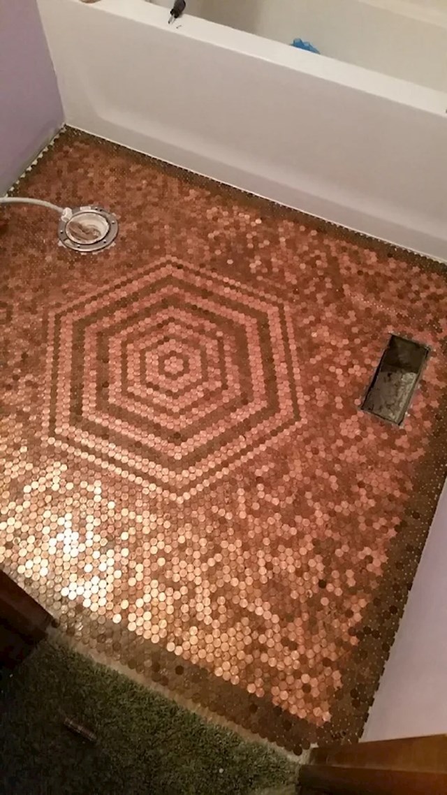 Netko je pod u kupaonici napravio od nekoliko tisuća novčića