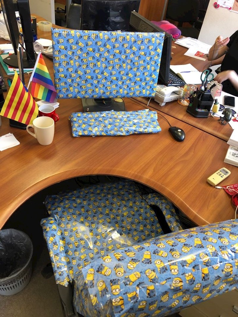 "Kolega zna da mrzim Minionse, pa je došao sat ranije na posao da mi smjesti ovo"