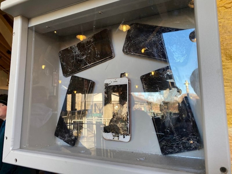 Izlog razbijenih mobitela pored ulaza na rollercoaster